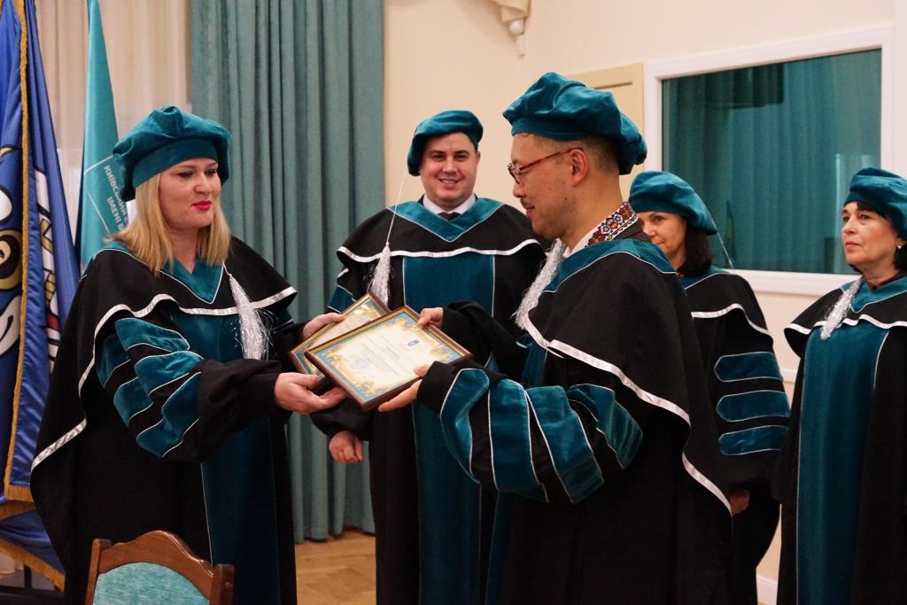 Initiation into honorary professors at Borys Grinchenko  Kyiv Metropolitan University  Okabe Yoshihiko, Honorary Consul of Ukraine in Kobe (Japan), Professor, Director of International Exchange Center at Kobe Gakuin University